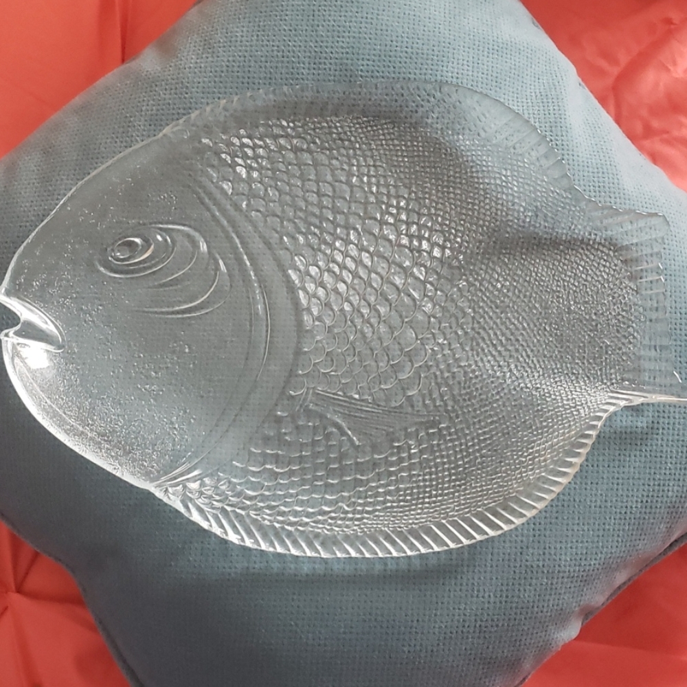 Set of 8 glass fish pates